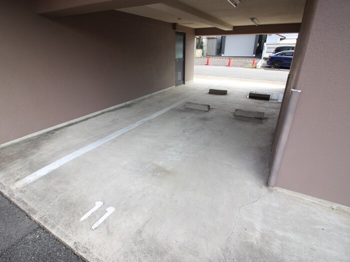 物件外観写真4　(駐車場)