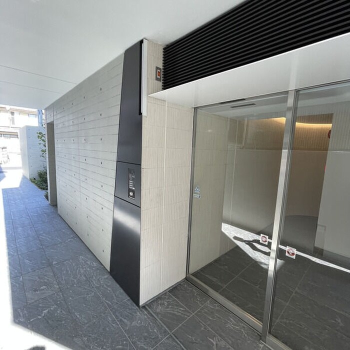 物件外観写真3　(エントランス部分)