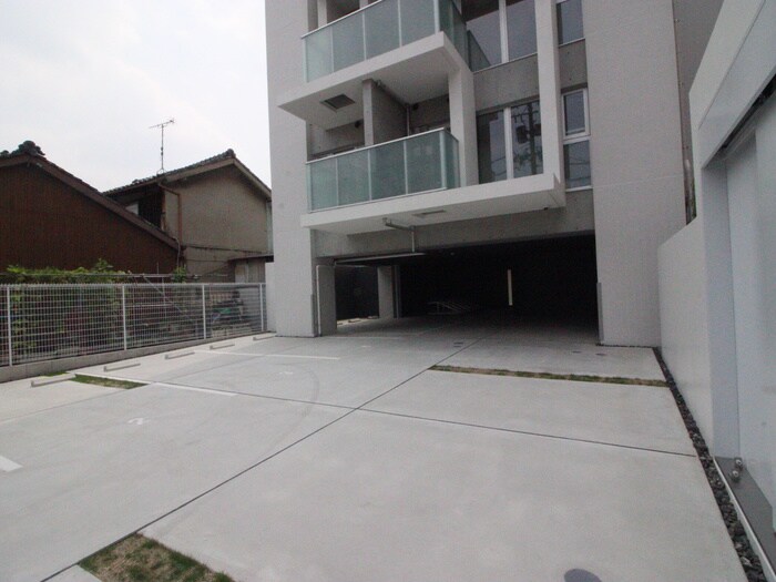 物件外観写真5　(駐車場)