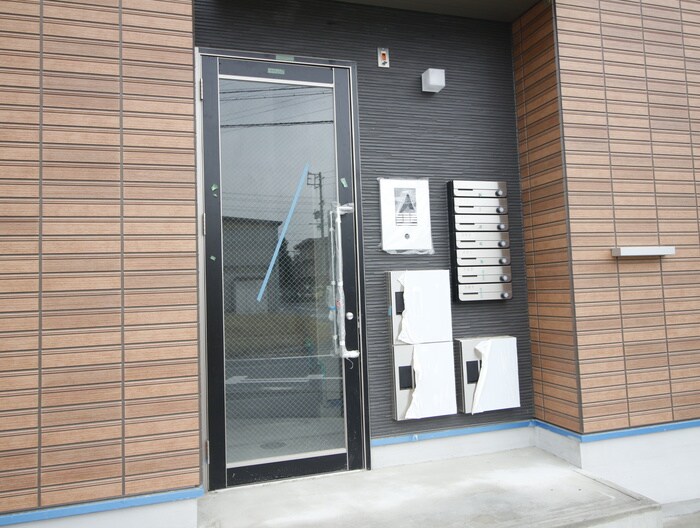 物件外観写真2　(エントランス部分)
