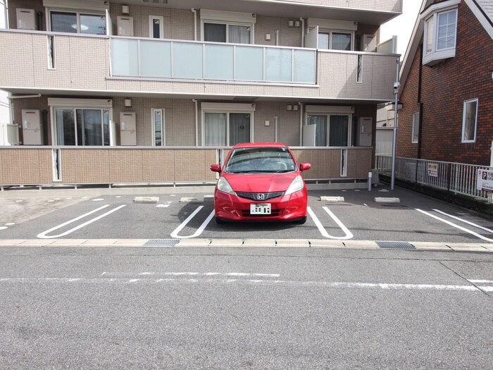 物件外観写真3　(駐車場)