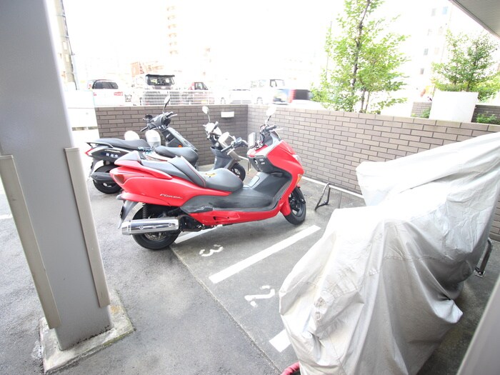 物件外観写真5　(バイク置き場)