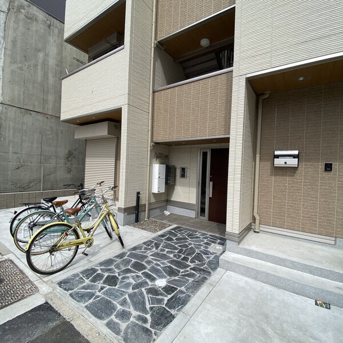 物件外観写真3　(エントランス部分)