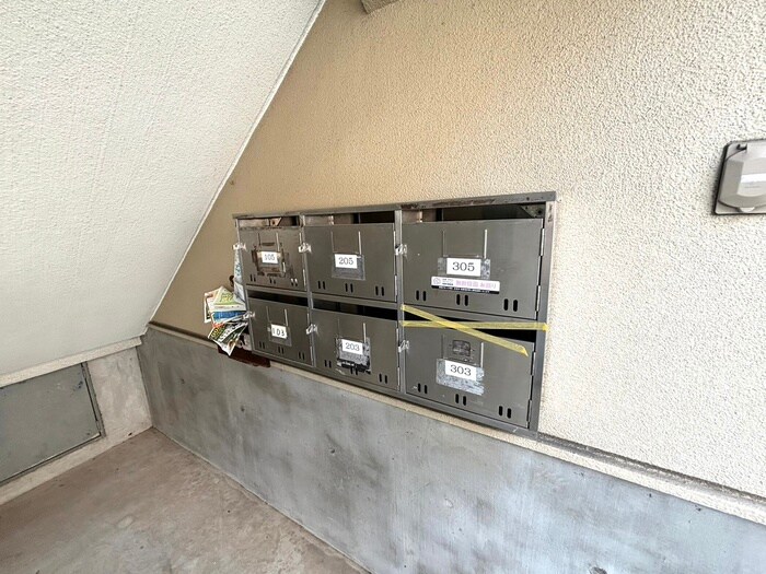 物件外観写真6　(エントランス部分)