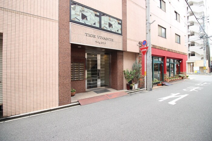 物件外観写真2　(エントランス部分)