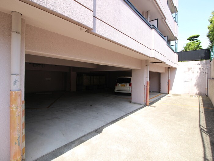 物件外観写真6　(駐車場)