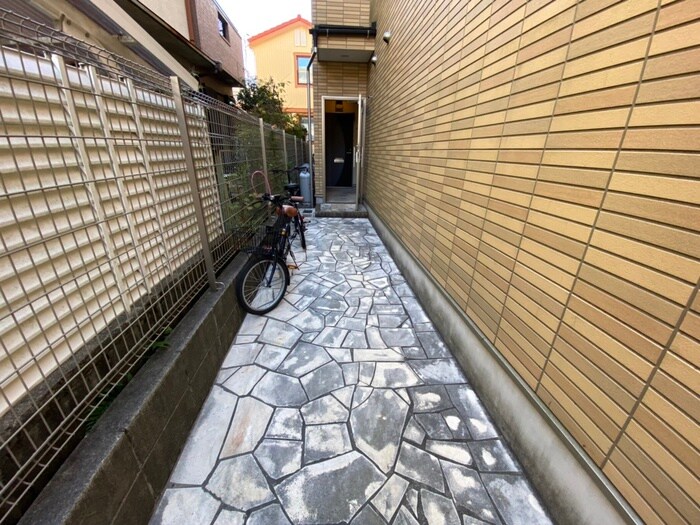 物件外観写真2　(エントランス部分)