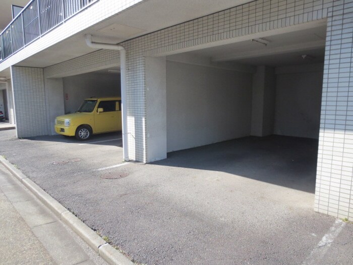 物件外観写真3　(駐車場)