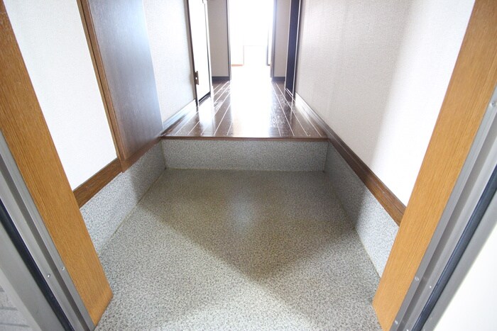 物件内観写真4　(玄関)