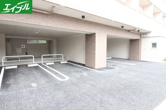 物件外観写真6　(駐車場)