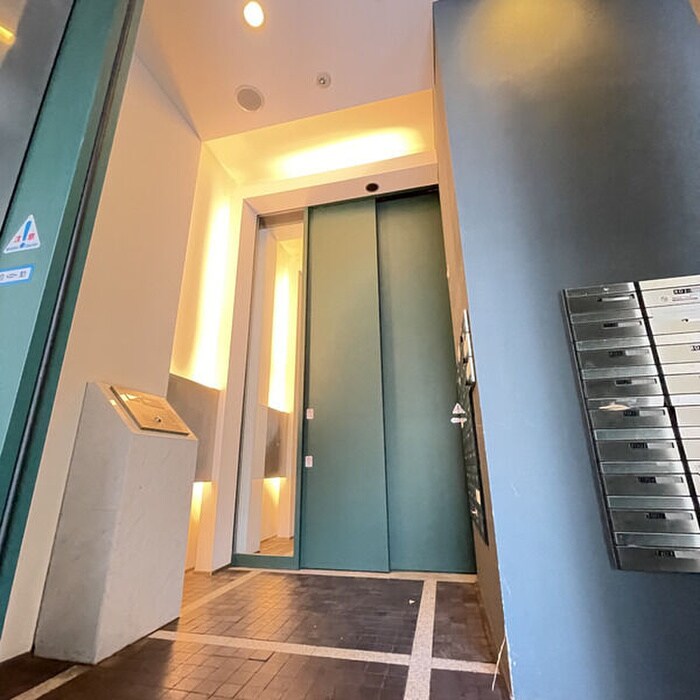 物件外観写真3　(エントランス部分)