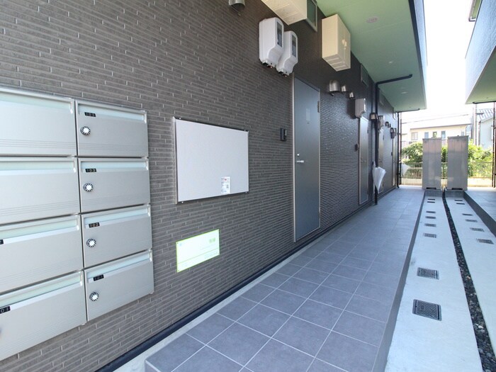 物件外観写真2　(エントランス部分)