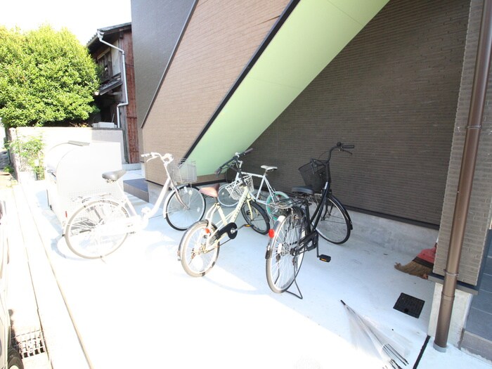 物件外観写真4　(駐輪場)