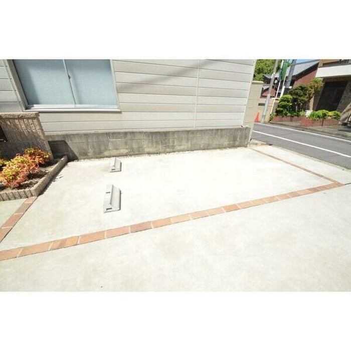 物件外観写真3　(駐車場)