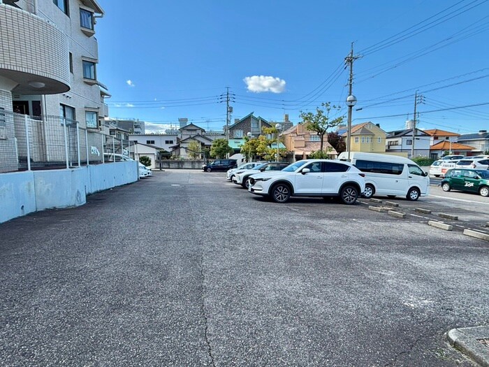 物件外観写真3　(駐車場)