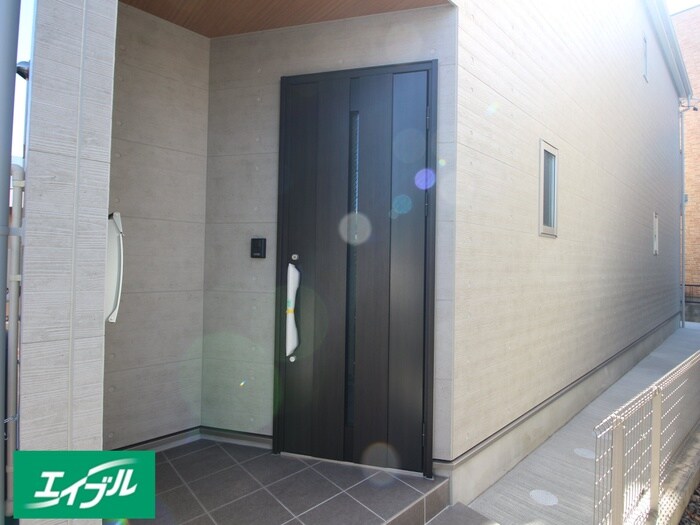 物件外観写真3　(エントランス部分)