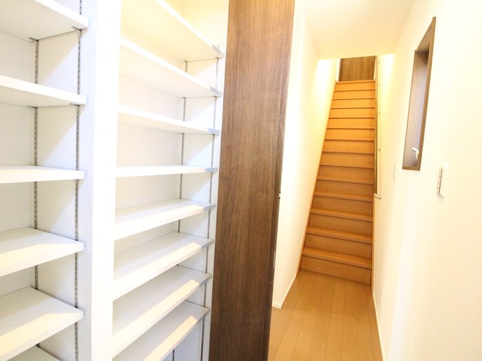 物件内観写真14　(玄関)