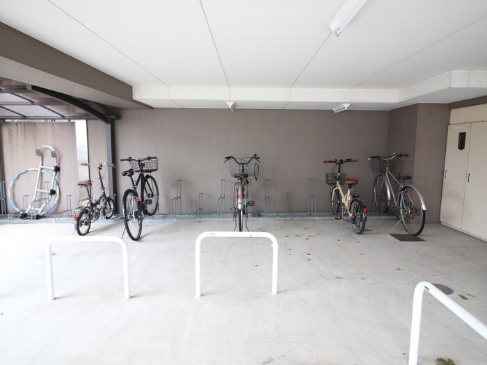 物件外観写真5　(駐輪場)