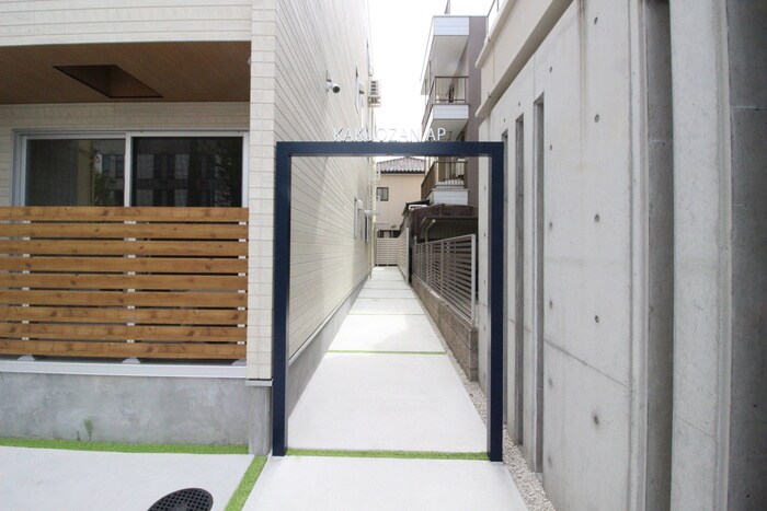 物件外観写真2　(エントランス部分)