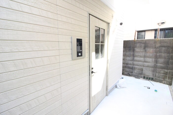 物件外観写真3　(エントランス部分)