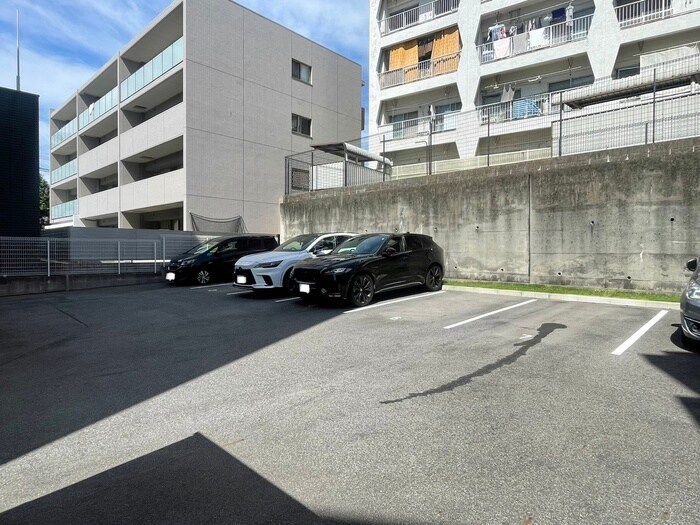 物件外観写真3　(駐車場)