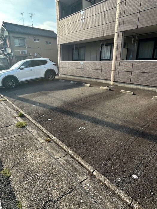物件外観写真4　(駐車場)