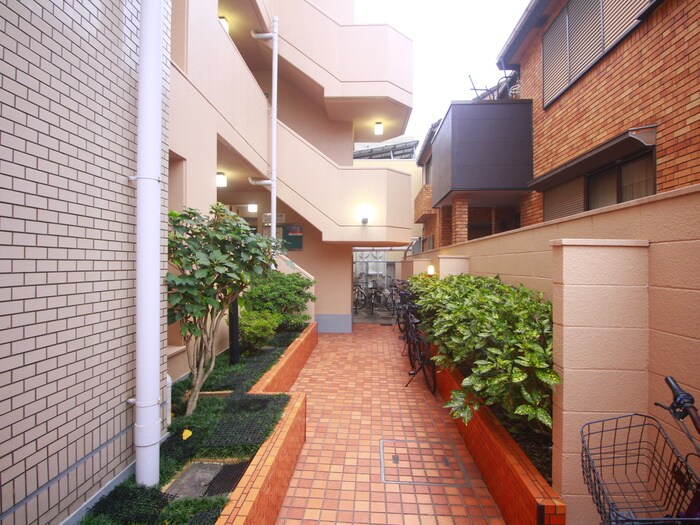 物件外観写真3　(エントランス部分)