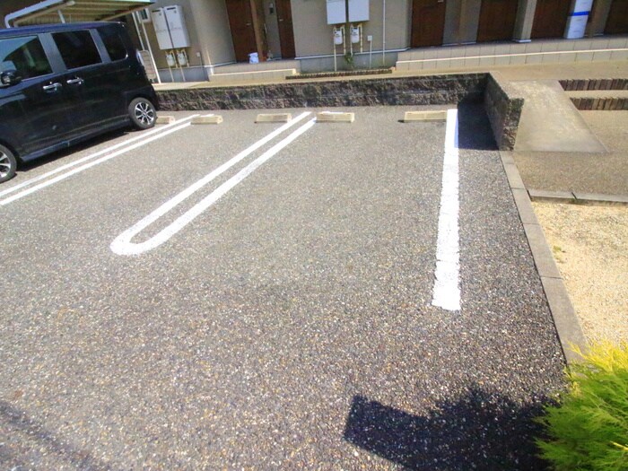 物件外観写真4　(駐車場)