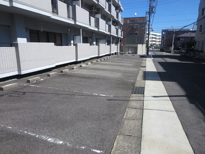 レジデンスαの駐車場