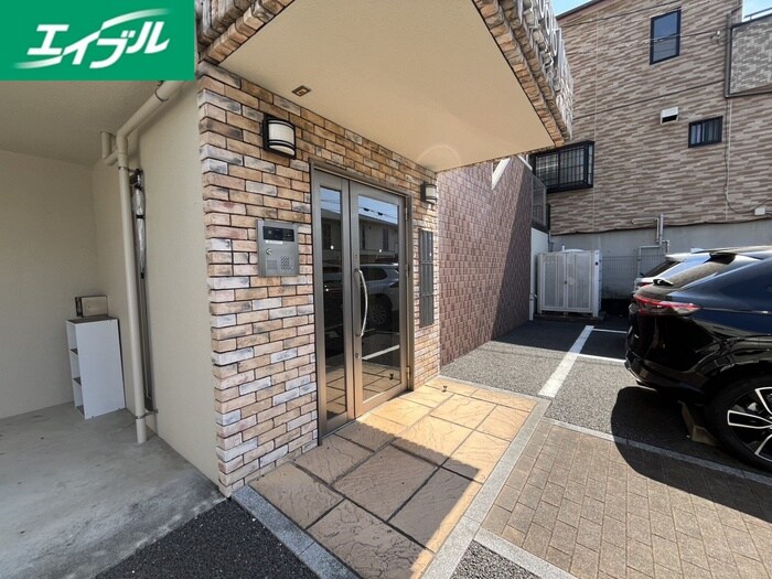 物件外観写真3　(エントランス部分)