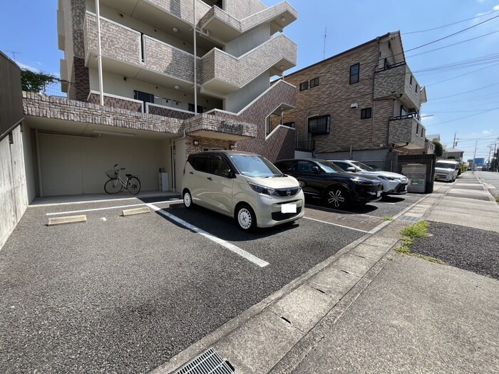 物件外観写真4　(駐車場)
