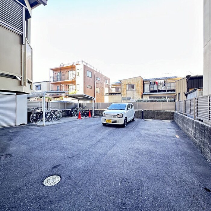 物件外観写真4　(駐車場)