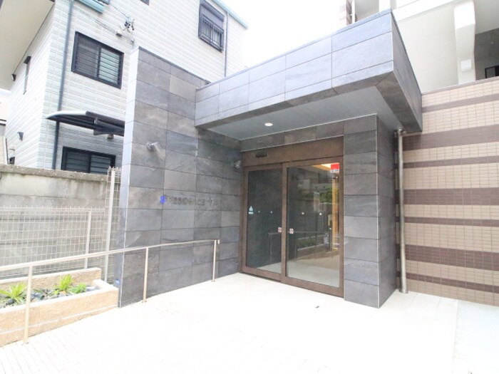 物件外観写真2　(エントランス部分)