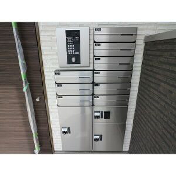 物件外観写真2　(エントランス部分)