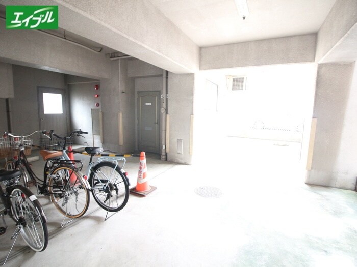物件外観写真2　(駐輪場)