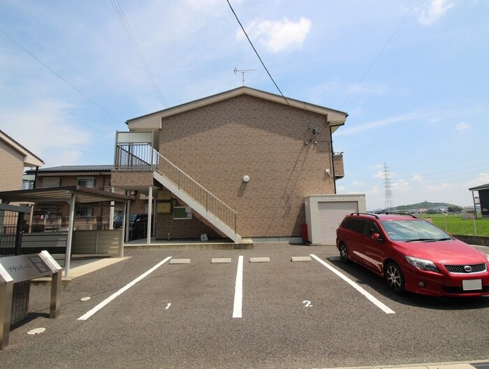 物件外観写真4　(駐車場)