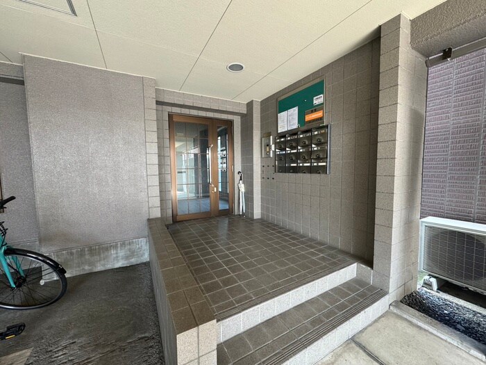 物件外観写真4　(エントランス部分)