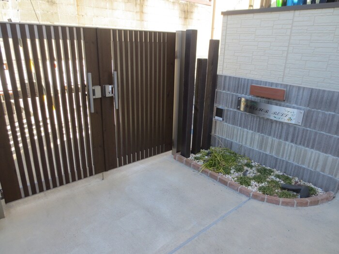 物件外観写真4　(エントランス部分)