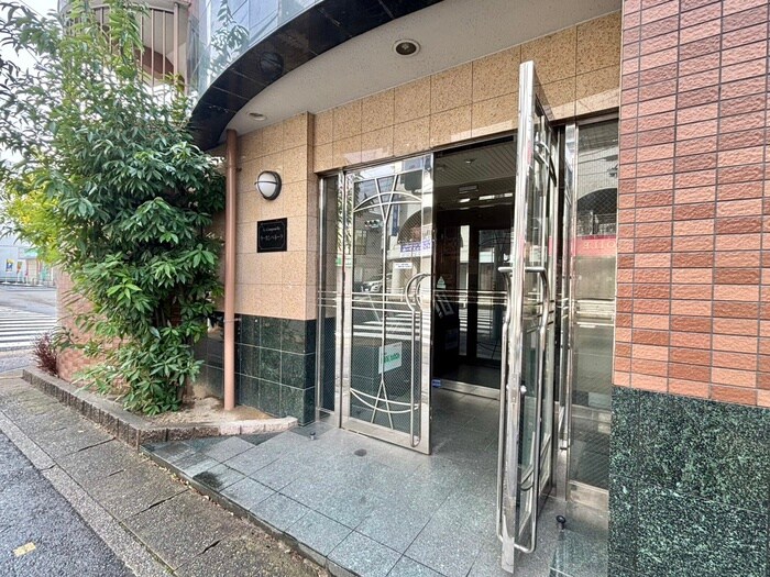 物件外観写真2　(エントランス部分)
