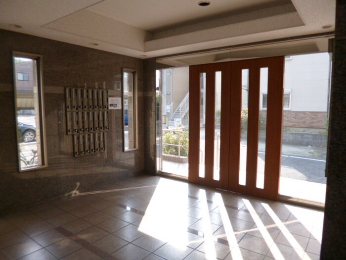 物件外観写真4　(エントランス部分)