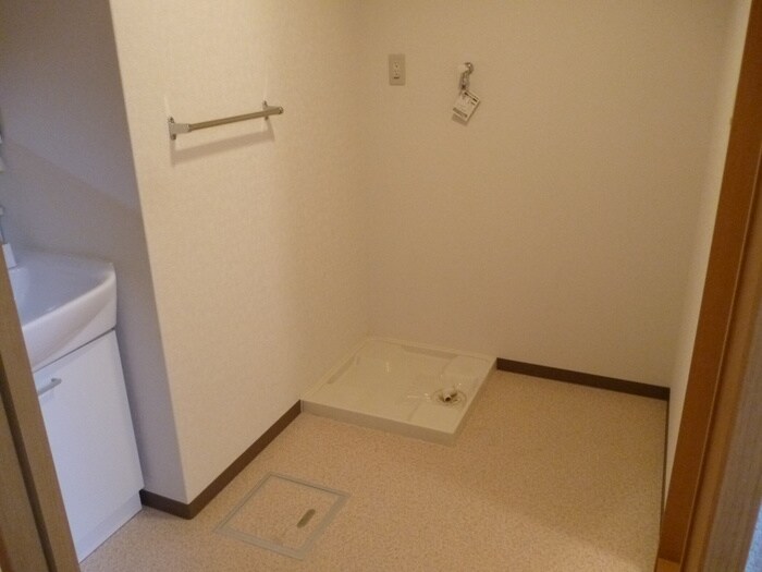 物件内観写真13　(洗濯機置場)