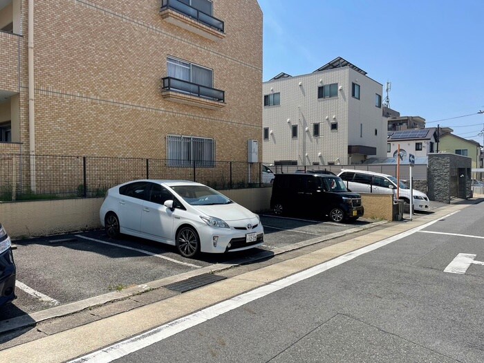 物件外観写真5　(駐車場)