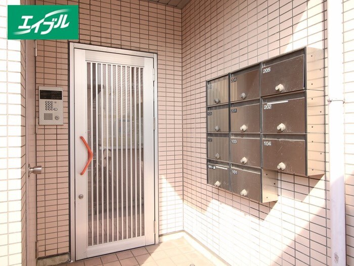 物件外観写真3　(エントランス部分)