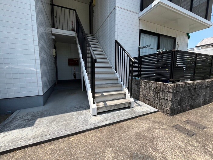 物件外観写真3　(エントランス部分)