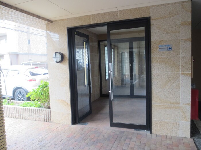 物件外観写真4　(エントランス部分)