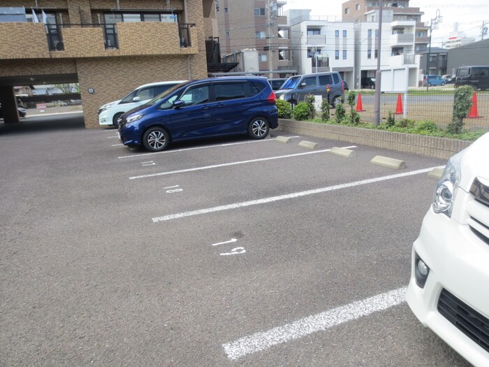 物件外観写真6　(駐車場)