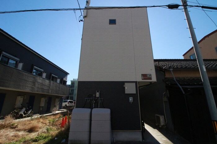 物件外観写真3　(エントランス部分)