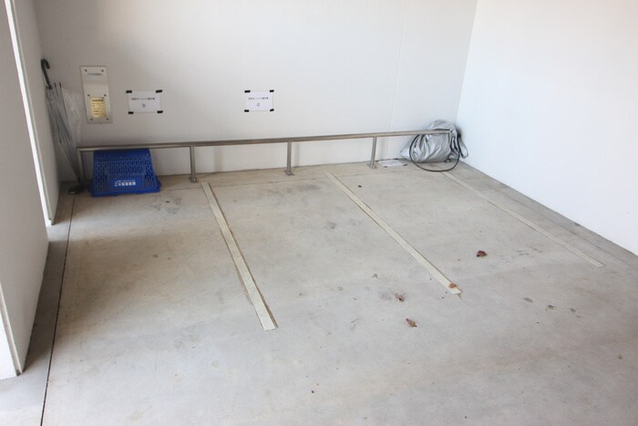 物件外観写真6　(バイク置き場)