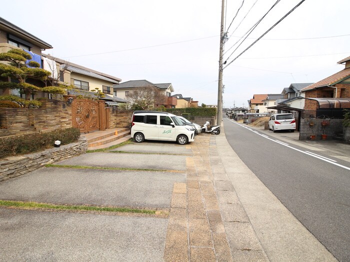 物件外観写真4　(駐車場)