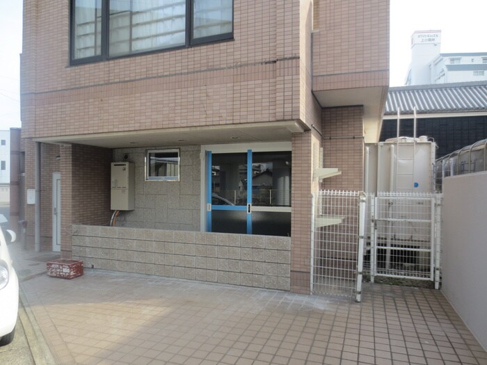 物件外観写真3　(エントランス部分)